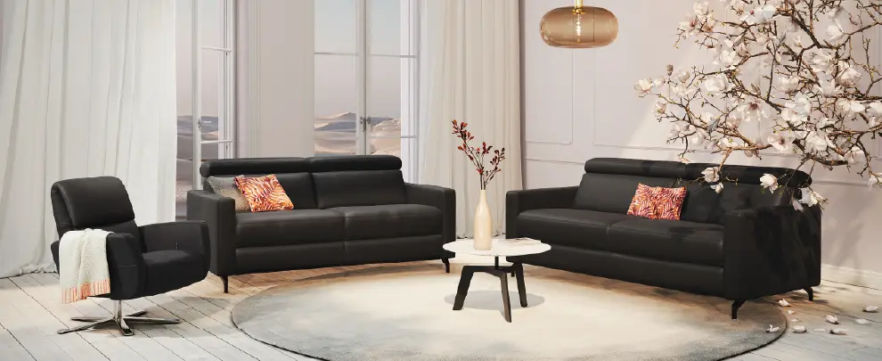 Grauer Sessel und orangene Couch in modernem Wohnzimmer
